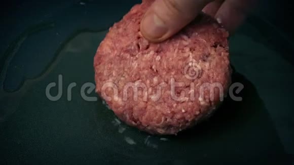 牛肉汉堡放入锅和饼干视频的预览图