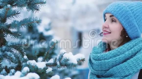 女孩从圣诞树上吹雪视频的预览图