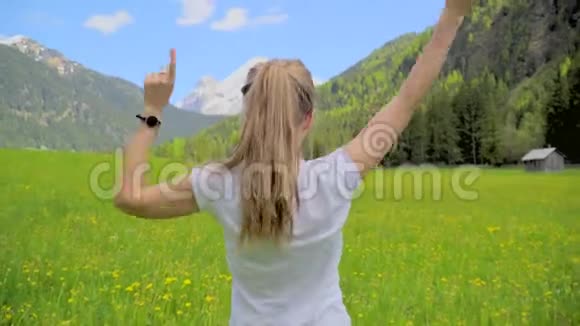 女人在田野里旋转视频的预览图