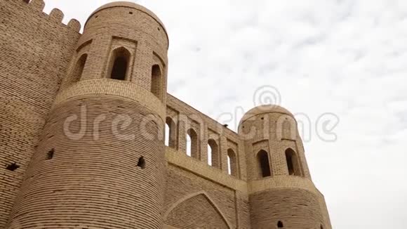 一座有圆顶塔的砖墙城堡视频的预览图