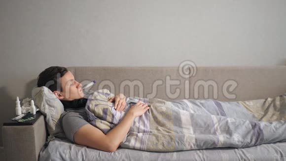 带温度计的病人躺在沙发上视频的预览图