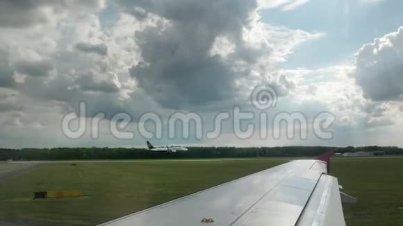 飞机在国际机场跑道上成功着陆从车轮下冒出的烟视频的预览图