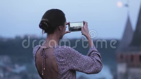 一位年轻美丽的黑发女子在手机上拍摄视频的肖像视频的预览图