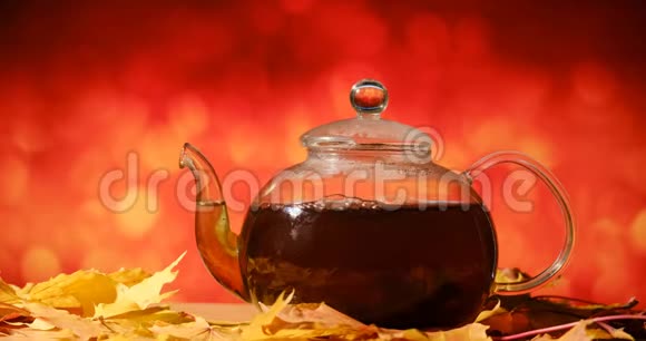 桌上的茶壶橘色的秋叶视频的预览图