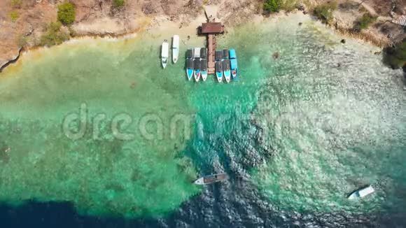 在门詹干岛的蓝色海码头上的观光船空中观景视频的预览图