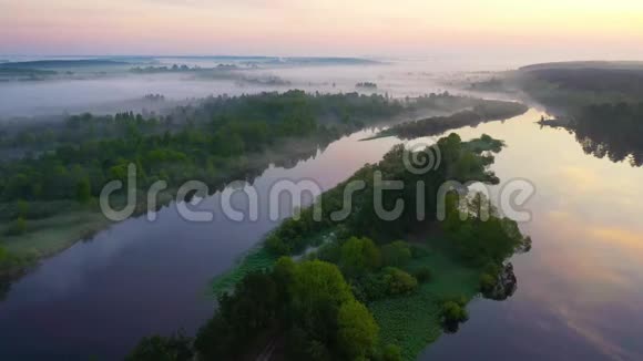 雾蒙蒙的早晨越过河流的曲线自然景观视频的预览图