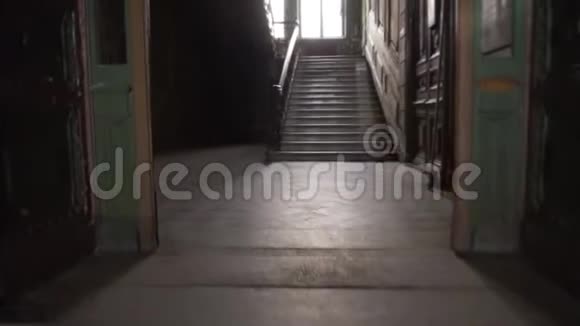上老城房子楼梯老式窗户和楼梯19世纪圣彼得堡视频的预览图