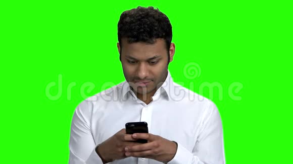 英俊的印度男人用手机视频的预览图