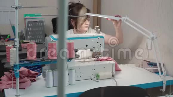 工作场所机器上深色裁缝缝纫连衣裙视频视频的预览图