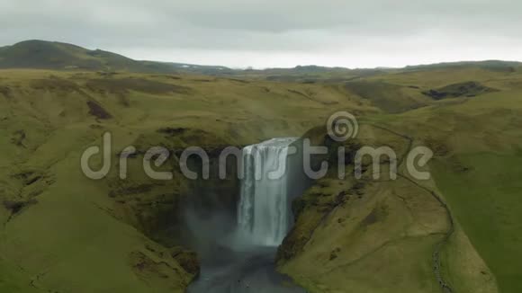 瀑布和绿色景观冰岛鸟瞰图视频的预览图