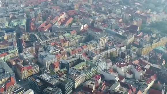 全景观七彩布拉格顶景从布拉格的屋顶飞过视频的预览图