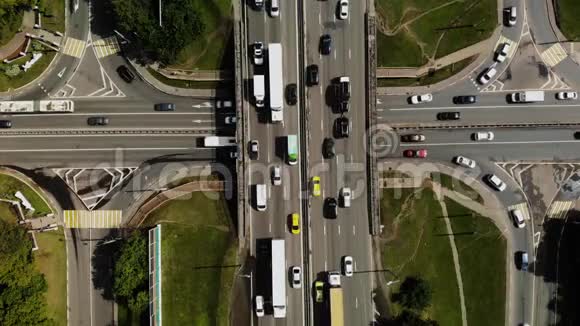 公共汽车汽车卡车的城市交叉口的俯视图白天交通大波利斯的十字路口视频的预览图