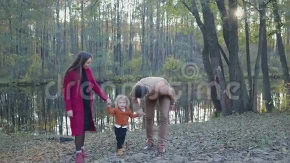 秋天一家人在湖边散步家庭的概念视频的预览图