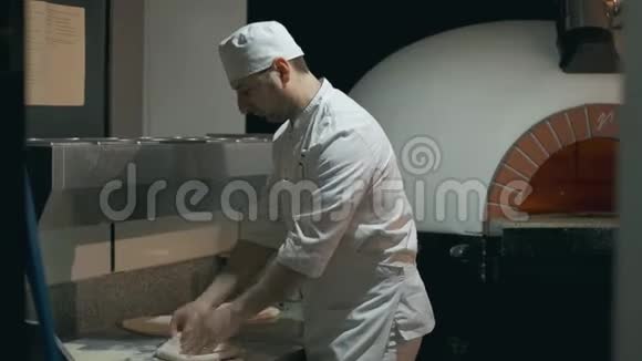 穿制服的厨师准备披萨面团然后专业地吐出来4K段视频的预览图