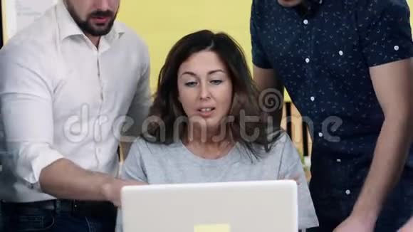 男人批评女经理的工作办公室创意业务团队会议视频的预览图