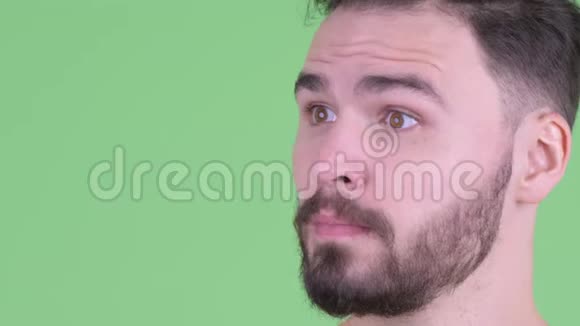 一个满脸困惑的年轻英俊的蓄着胡子的男人视频的预览图