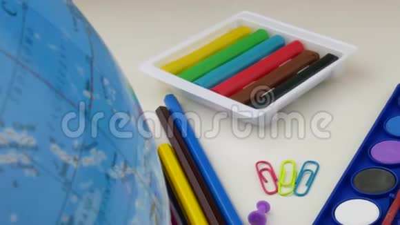 学校办公桌上有不同的五颜六色的用品回到学校的概念视频的预览图