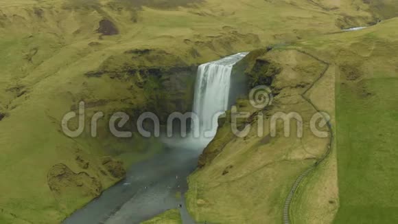 斯高佛斯瀑布和绿色景观冰岛空中景观视频的预览图