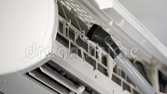 使用吸尘器清洁空调关闭技术员服务视频的预览图