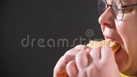饥饿的超重男人吃汉堡包视频的预览图