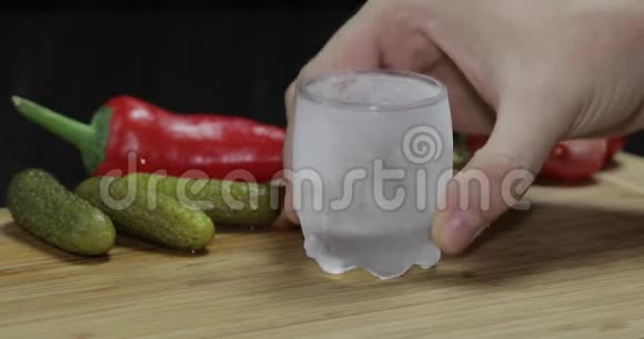 男人把冰杯装满伏特加然后拿起杯子视频的预览图