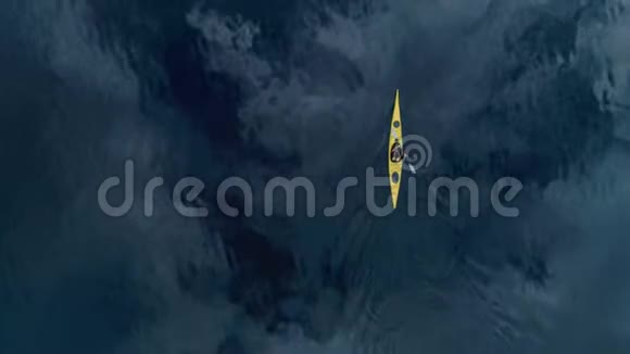 飞艇在峡湾水上射击黄色皮艇视频的预览图
