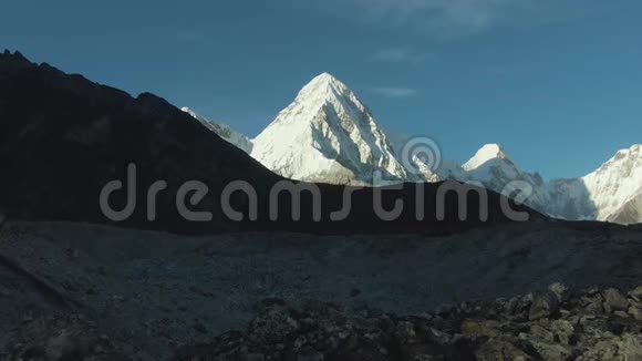 普莫里和灵特伦山脉喜马拉雅山尼泊尔鸟瞰图视频的预览图