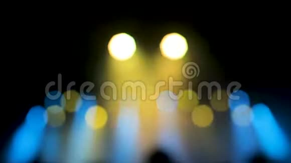 音乐节上闪烁着五颜六色的闪光灯视频的预览图