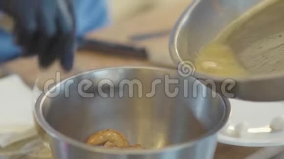 厨师煲加奶油酱刚煮好的王虾做美味的菜快关门慢动作视频的预览图