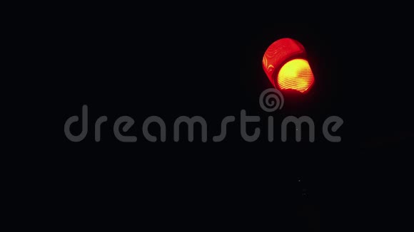 在街道上的黑暗中汽车交通的红灯亮起视频的预览图