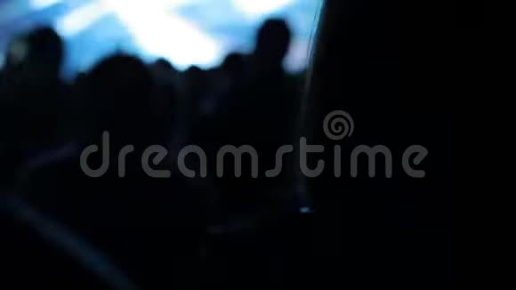 在一场黑人音乐音乐会的观众后面视频的预览图