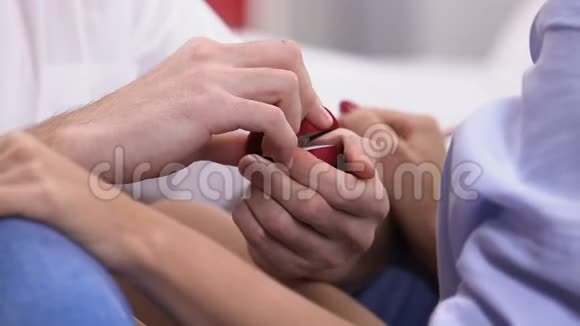 男人向女友求婚手指上戴订婚戒指视频的预览图