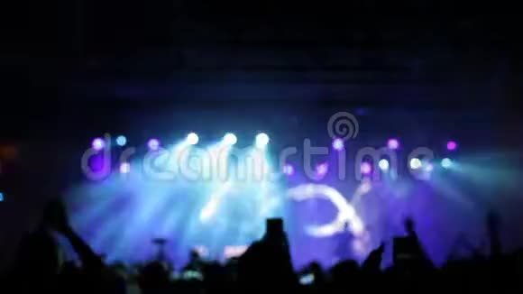 音乐音乐会上美丽的冷光闪视频的预览图