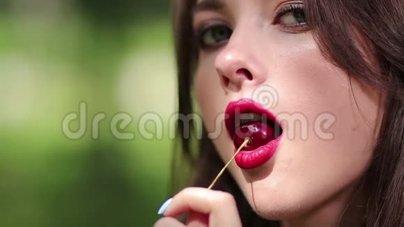 漂亮的女人诱人地吃樱桃视频的预览图