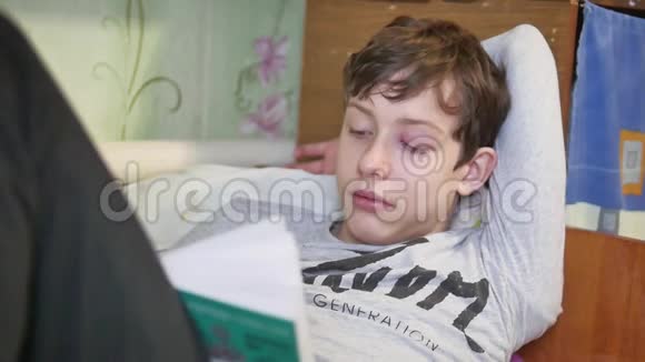 少年患结膜炎眼睛发炎脸大看书躺在床上视频的预览图