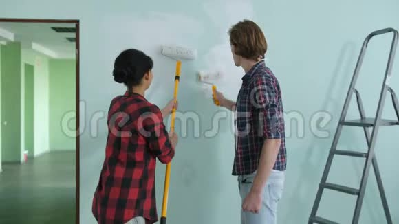新家粉刷墙的情侣装饰室视频的预览图
