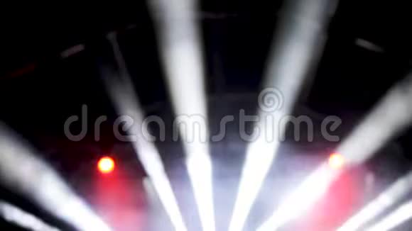 闪烁的闪光灯照亮了音乐厅的天花板视频的预览图