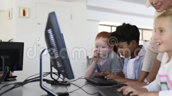 和老师一起上电脑课的孩子视频的预览图