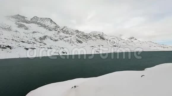 白雪覆盖的湖泊景观视频的预览图