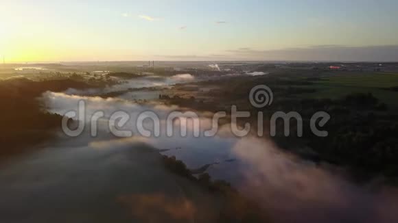 七月的早晨雾气笼罩着江面视频的预览图