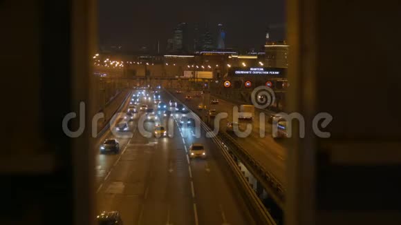 城市交通汽车在桥下行驶视频的预览图