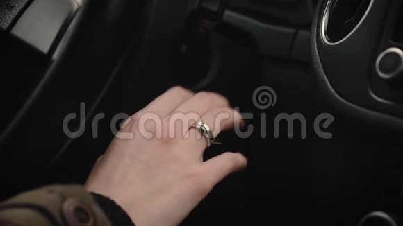 女性手转动汽车点火钥匙视频的预览图