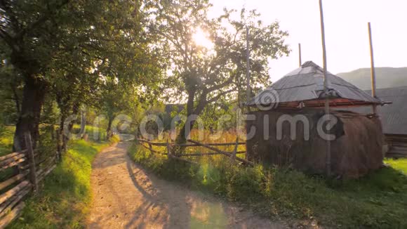 一堆稻草干草或碾磨的面包夏天的乡村道路乡道美丽庭院喀尔巴阡山脉乌克兰视频的预览图