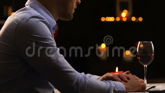男人吹蜡烛不等女朋友就离开餐馆视频的预览图