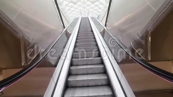 明亮机场内的移动自动扶梯视频的预览图