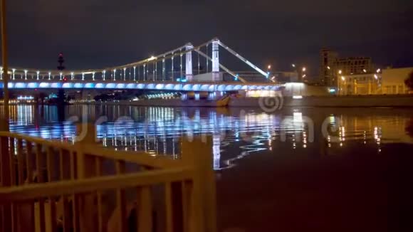 照亮了河上的桥视频的预览图