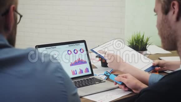 笔记本电脑的案头工作分析员显示统计数据查看图表视频的预览图