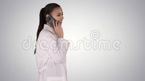女博士一边微笑一边在电话交谈走在梯度背景视频的预览图