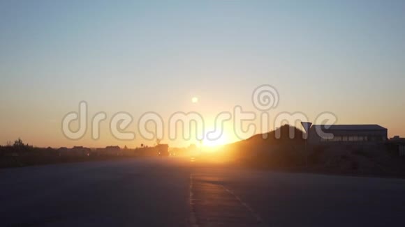 自卸汽车离开轨道上有沙子卡车在夕阳下行驶在公路上视频的预览图