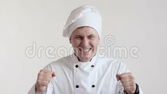 快乐的大喜大喜的白人男厨师张开大嘴闭上眼睛情绪职业视频的预览图